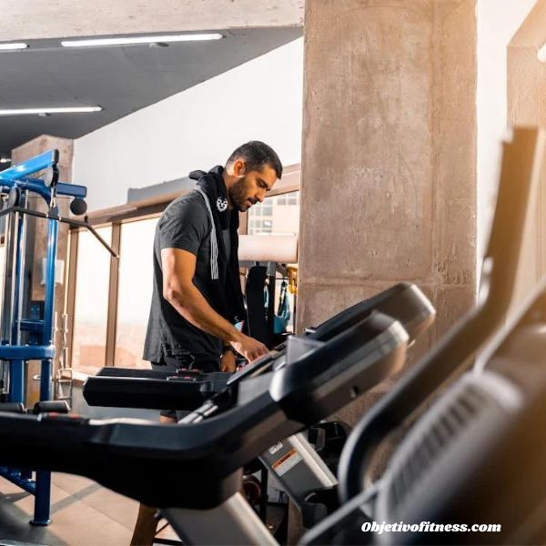 Beneficios de hacer cardio con la cinta inclinada