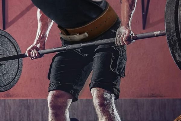 Es bueno entrenar con cinturón de gimnasio, beneficios y posibles desventajas