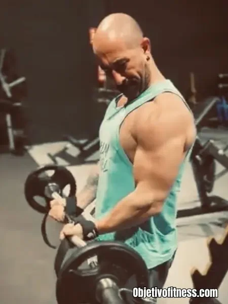 raul-objetivofitness.com-mente-musculo Raúl de Objetivofitness.com trabajando mente-músculo.